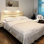 布拉格安德尔公寓 3*